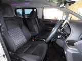 内装工程では、中古車を気持ちよくお乗りいただけるよう清掃しています。ニオイの元となるフロアカーペットまで洗浄・消臭済み?