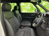 前席はゆとりある座面とヘッドレストを備え、運転席から前方や左右の窓越しに周囲を見渡せます。落ち着いた色合いでまとまり、乗り込んだ際にも清潔感のある空間です。