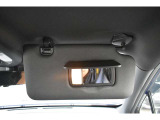 サンバイザーには照明が付いてます