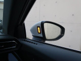 アウディサイドアシスト『後方の死角を並走する車両を検知しドアミラーの内側のLEDが点灯。ドライバーに注意を促し事故を未然に防ぐシステムです。』