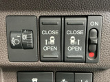 狭い所でも乗り降り楽々な両側電動スライドドアです!簡単にドアの開閉が出来る為女性やお年寄りにも優しく、荷物で手が塞がった時なども大変便利です!