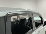 【ドアバイザー】雨の日でも窓を少し開けて換気可能!車内の空気を新鮮に保ちます♪アウトドアのシーンでは虫の侵入も防ぐ効果が役立ちます☆