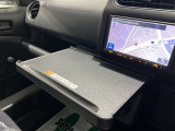 前席テーブル付き。収納可能です。