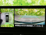 車両周辺の様子をモニターで確認でき、駐車時や狭い場所での取り回しをサポートします。俯瞰表示と後方の映像を見比べながら、周囲の状況を把握しやすく、日常の駐車に便利な装備です。
