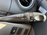 【オートライト(AUTO)】外の明るさをシステムが感知して、自動でヘッドライトが点灯します。ヘッドライトをつけ忘れを防ぐ便利機能です。