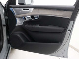 運転席ドアの全景です。キャビンを彩るすべてのものに、機能を形にした美しさが備わっています。