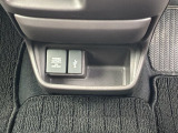 前席中央の便利な小物入れ。電源とUSBの端子があります。