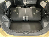 【ラゲージフロア】お客様に気持ち良く乗っていただけるよう、工具を使わず取り外せる部品は全て取り外し清掃しております。シート可動の場合は、シートを動かし裏側まで清掃を行っております。