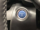 エンジンスタートボタンです。キーが車内にあれば、エンジンの始動・停止はブレーキを踏んでスイッチを押すだけ!キーを取り出す手間を省き、ワンプッシュでエンジンを操作するので簡単でスムーズです。