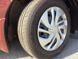 純正15インチフルホイールキャップでスタイルバッチリ!185/65R15タイヤです