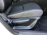 運転席シートリフター!ご自分の好きなシートポジションが取れるので運転が楽しくなりますし疲れにくいです。
