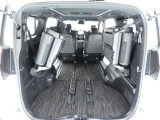 三列目シートは、折りたためますので大きなスペースが出来ちゃいます。キャンプ用品など大きな荷物もばっちり収納可能です♪