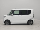 両側パワースライドドア。降りる時に設定しておけば次乗る時に車に近づくと自動でオープン。お子様と手をつないでいる時や荷物を持っている時に便利です