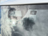 【ホンダセンシング】走行中に前方の車両等を認識し、衝突しそうな時は警報とブレーキで衝突回避と被害軽減をアシスト。より安全にドライブをお楽しみいただけます。