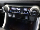 左右独立温度コントロールフルオートエアコンです。運転席、助手席それぞれで独立して温度設定ができます。冷え性の方が乗っても安心ですね♪