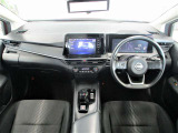 ■黒を基調としたスタイリッシュなデザインの運転席です。衝突被害軽減ブレーキ、レーンキープアシストなどの安心装備付き!