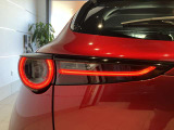 CX-30のテールライトは、円弧を描く立体的な「Uの字」形状のデザインと、人間の心臓の鼓動をイメージした「ボワッ」と消える独特なウインカー(ディミングターンシグナル)が特徴です。