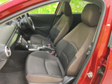 前席は運転席と助手席が並び、中央の操作部まで見渡しやすい室内です。シートの落ち着いた色合いとすっきりした配置で、乗り込んだ際も過ごしやすい印象です。