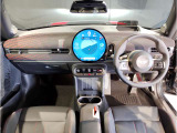 【機能的なコントロール・パネル】ドライバーがより直感的に操作できる様、コントローラーとスイッチ類を統合。きわめて高度な機能性と快適な操作フィーリングを実現しました☆