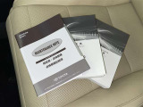 メンテナンスノート、取扱説明書です。 その車の整備記録が事細やかに記録されています。 車が生まれてから今までどのような道を歩んできたのか判るとても重要な物ですよ。