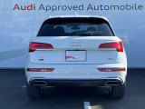 Audiのリヤディフューザーは、車両の後方での空気の流れを整え、乱流を減少させることで、走行安定性を向上させます。またスポーティで洗練された外観を提供し、全体のスタイルに一体感を持たせます。