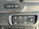 運転席右側に配置された操作スイッチ。