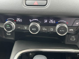 オートエアコンは左右席で独立温度コントロールが可能です。運転席はキンキンに冷やして助手席はマイルドにと言った設定が可能です☆暑さ寒さでケンカすることもなくなりますね♪