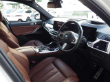 BMWは運転する人が主役になるようなコックピットデザインになっており、メーターやディスプレイも一体感のあるデザインで、ただ運転席に座った瞬間にBMWを運転していると感じていただける空間になっています。