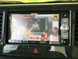 テレビ番組を画面で視聴できる装備です。目的地に着いた後や休憩中など、停車時の車内で映像を楽しめます。お出かけ先で待ち時間ができた際にも、くつろぎのひとときを過ごせます。
