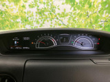 速度やエンジン回転数などを確認できるメーターがまとまり、運転に必要な情報を把握しやすい配置です。時刻や警告表示も見渡せて、日々の運転を支えます。