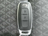 キーを取り出すことなくドアの施解錠、エンジンの始動が可能で便利な「インテリジェントキー」付です。