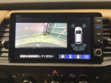 バックギアに入れますとご覧のような画像に自動的に切り替わります。車庫入れ時に役立ちます。