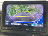 駐車時の後方視界をサポートするバックモニター。安全確認を容易にし、安心して後退操作を行えます。
