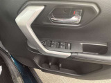運転席パワーウィンドウスイッチとドリンクホルダーです。