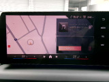 ドライバー正面に向かって緩やかにカーブした大型ディスプレイ。メーターとセンターモニターを一体化し、高精細な映像と直感的な操作性で、最新のデジタル体験を提供する先進的な装備です。