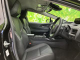 身体を包み込む形状の前席は、落ち着いて腰掛けられる空間です。運転席まわりまで見渡しやすく、乗り降りの際も足元にゆとりを感じられます。
