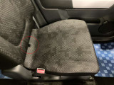 【シートアンダーボックス】座面に付いているこの紐を引っ張ると