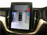 画面分割表示にも対応した360&deg;ビューカメラを搭載。狭い場所での取り回しも安心です。画面を分割することで、俯瞰画像と同時に車両前方または後方の180&deg;広角映像を表示することができます。