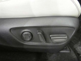 運転席電動シートは、シートポジションを細かく調整できるので長時間の運転もリラックスできますね。