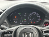 マルチインフォメーションディスプレイです。燃費や走行距離が分かり、半ドアなど車に異常がある際に警告してくれます。