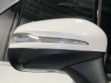 ウィンカー内蔵ドアミラーを開発したのは『メルセデス・ベンツ』です。他車からの視認性が高まり、事故の可能性を低減させています。更に、点灯部分はドライバーの視界に入らないように設計されています。