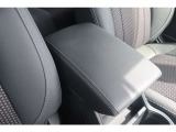 大きなアームレストなのでゆったりと運転できます。