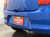 【後退時ブレーキサポート】リヤバンパーに4つの超音波センサーを内蔵し、車両後方にある障害物を検知。透明なガラスなども検知でき、コンビニの駐車場などでの衝突回避をサポートします。