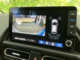 後方の映像と車両周囲のセンサー表示を画面で確認でき、駐車時の周囲確認をサポートします。目視と合わせて状況を把握しやすく、日常の駐車で役立ちます。