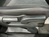 シートハイトアジャスターが付いているので運転姿勢を調整するのに便利ですね。身長に合ったシートポジションは安全運転や疲労軽減にもつながります。