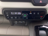 オートエアコン、運転席にはシートヒーターを装備