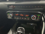 オートエアコンは温度を設定するだけで、自動で風量などを設定してくれます。運転しながら操作も必要ないので、安全性も向上します。
