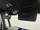 【サンバイザー】車内で身だしなみを整えるためのバニティミラーがセット。お化粧直しや髪型のチェックに活用できます。