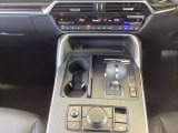 シフトは前後進や駐車の位置を切り替える電動式です。直列6気筒の力を伝える8速自動変速機と組み合わせ、滑らかさと反応のよさを追求。操作に車が素直に応えるマツダの人馬一体の走りを支えます。