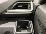 【運転席ドリンクホルダー】使いやすさに配慮したドリンクホルダー